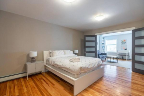 Gorgeous & Sunny Executive Suite #2, AC